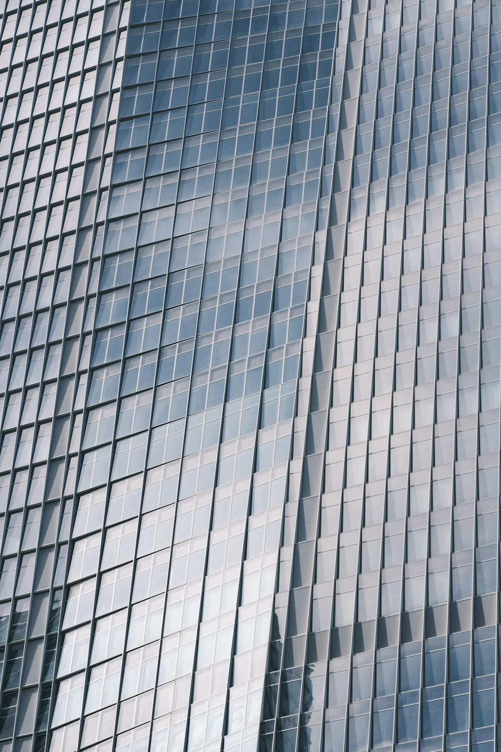 Un edificio alto con muchas ventanas