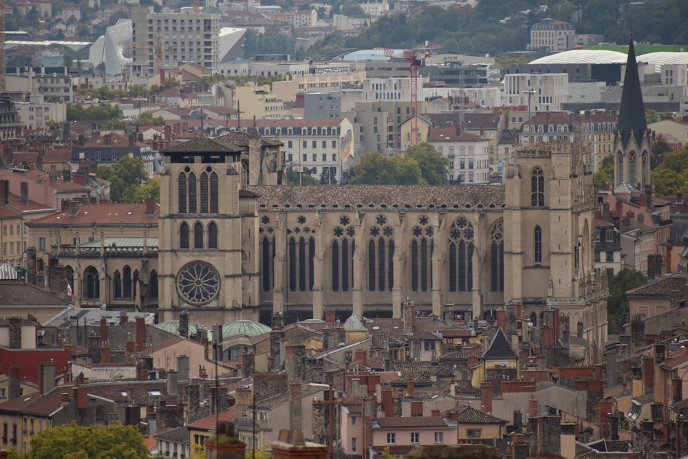 um grande edifício com um relógio sobre ele