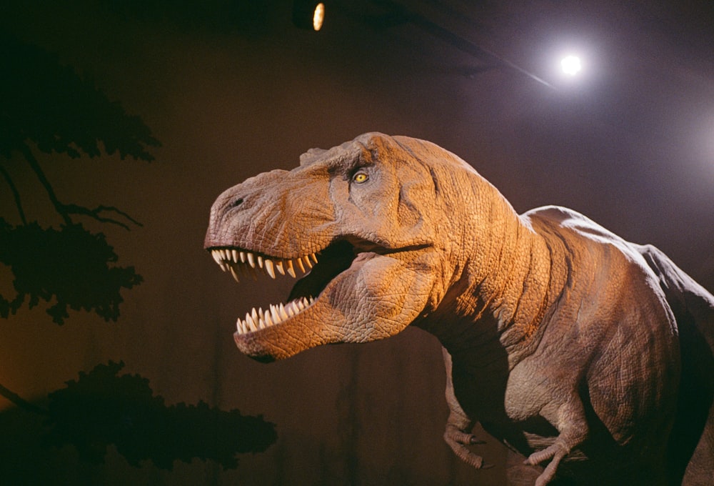 Un dinosaure avec la bouche ouverte