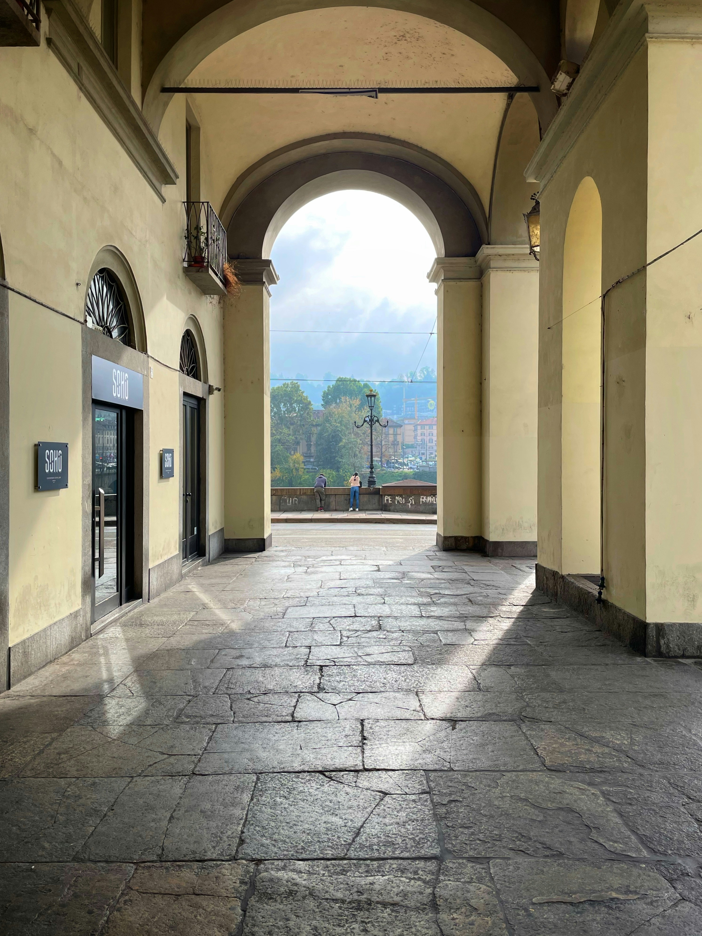 ein steinerner Gehweg mit einem steinernen Torbogen