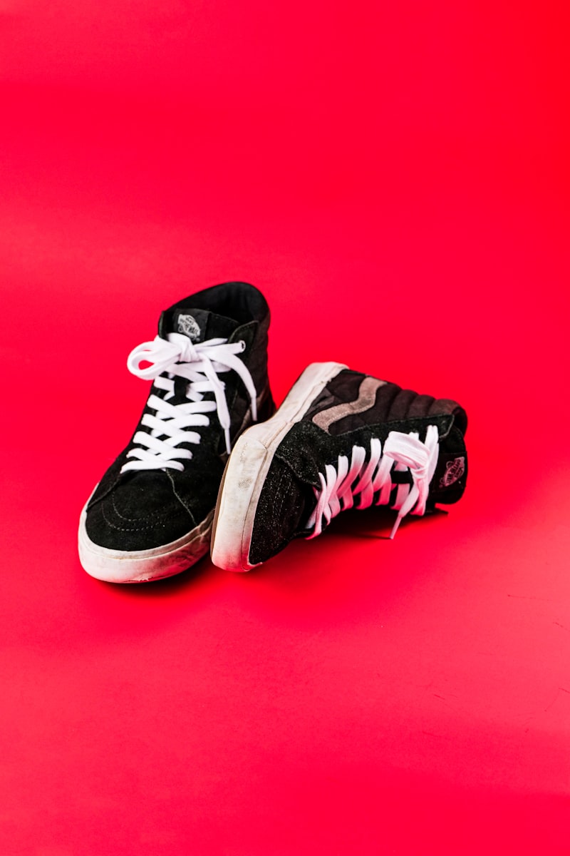 Schuhe auf einer hellen Fläche