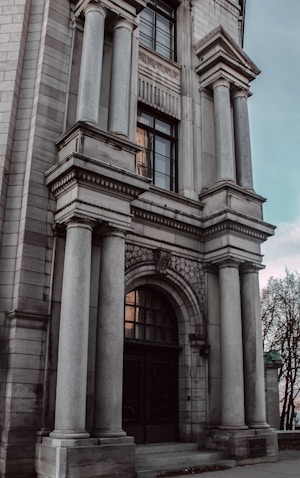 a building with pillars