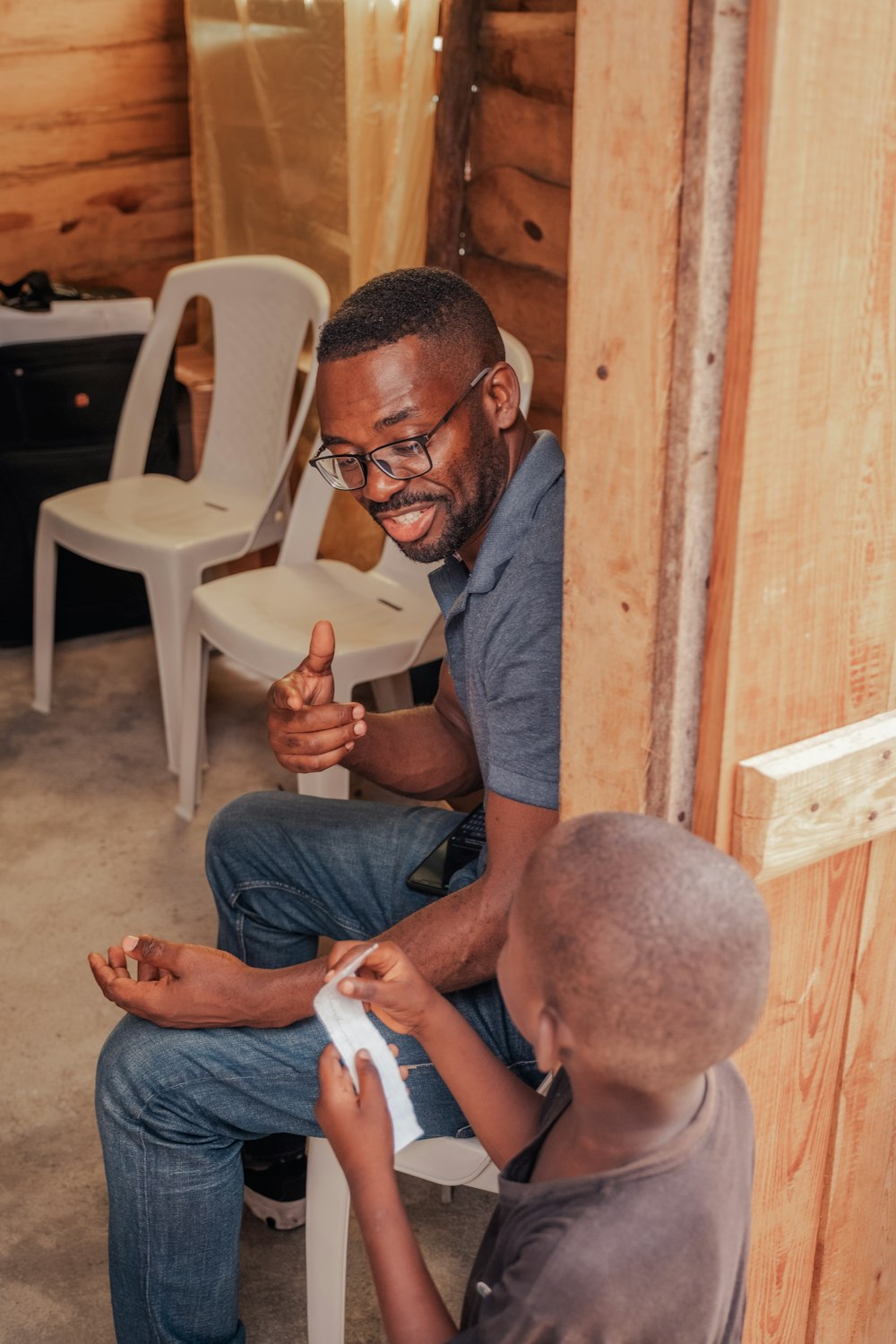 Un homme assis sur une chaise avec un bébé