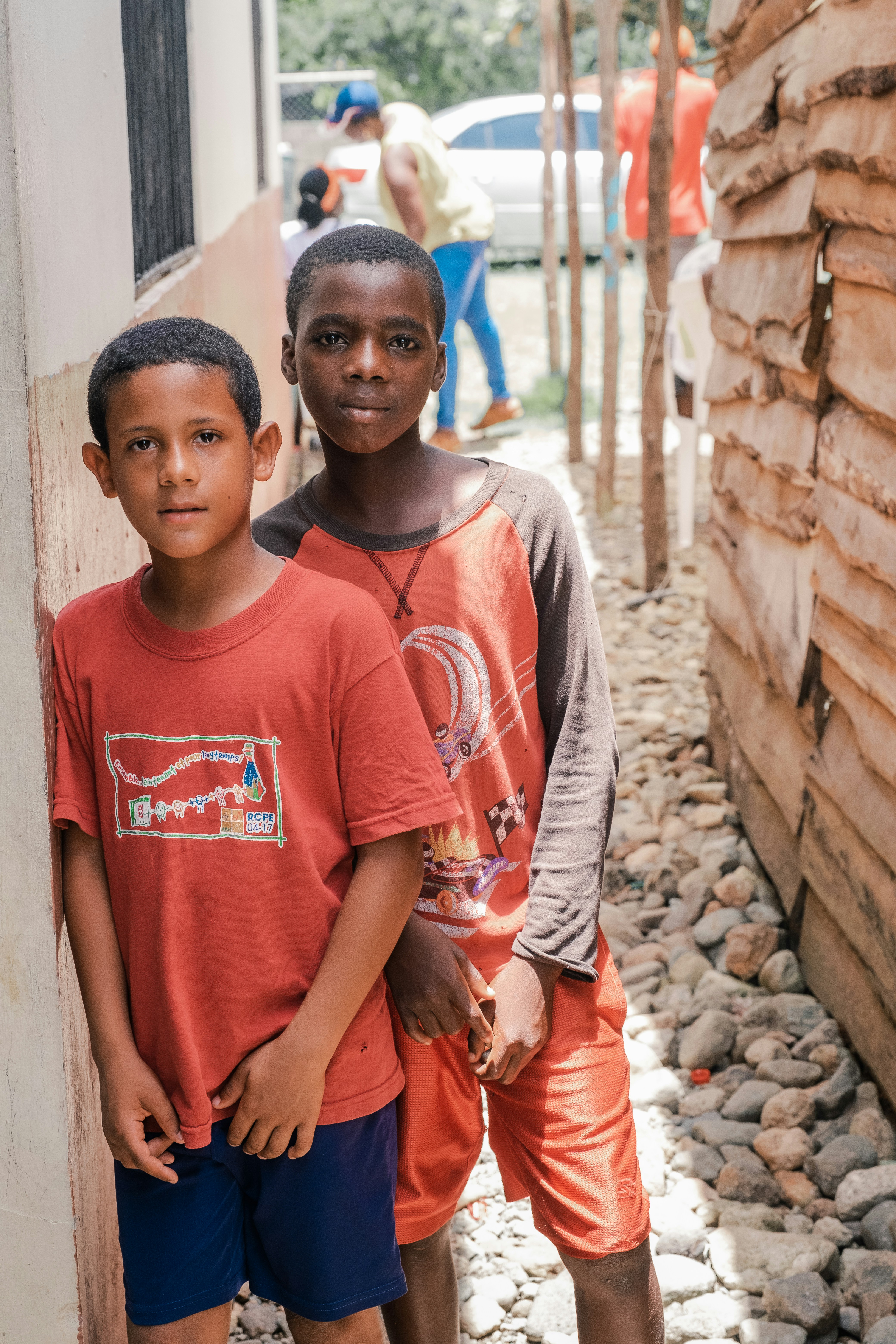 Un couple de garçons posant pour la caméra