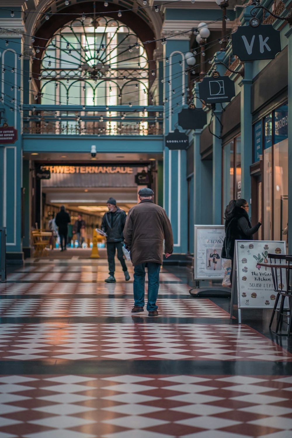 Gente caminando en un centro comercial