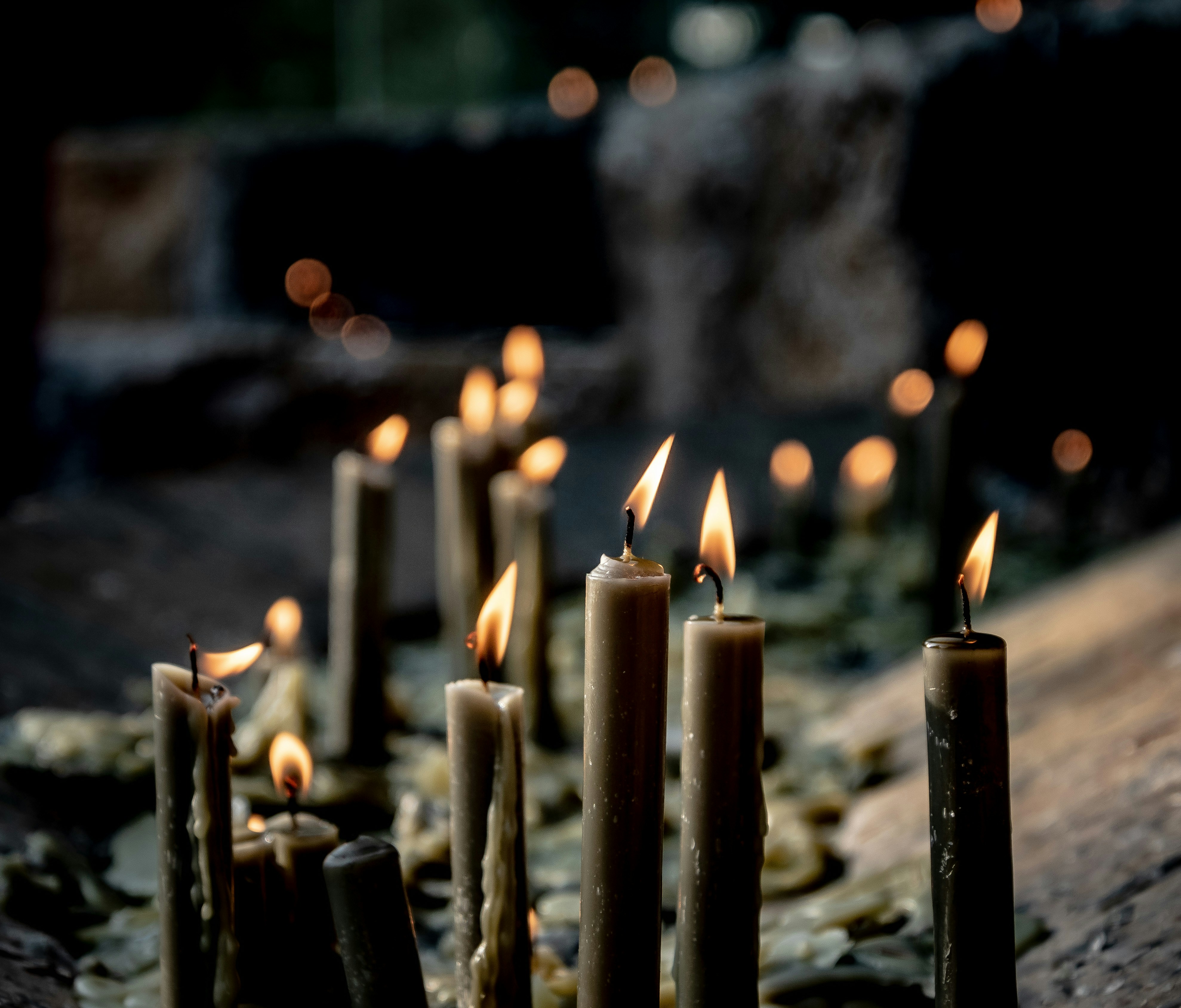 Eine Gruppe von Kerzen angezündet