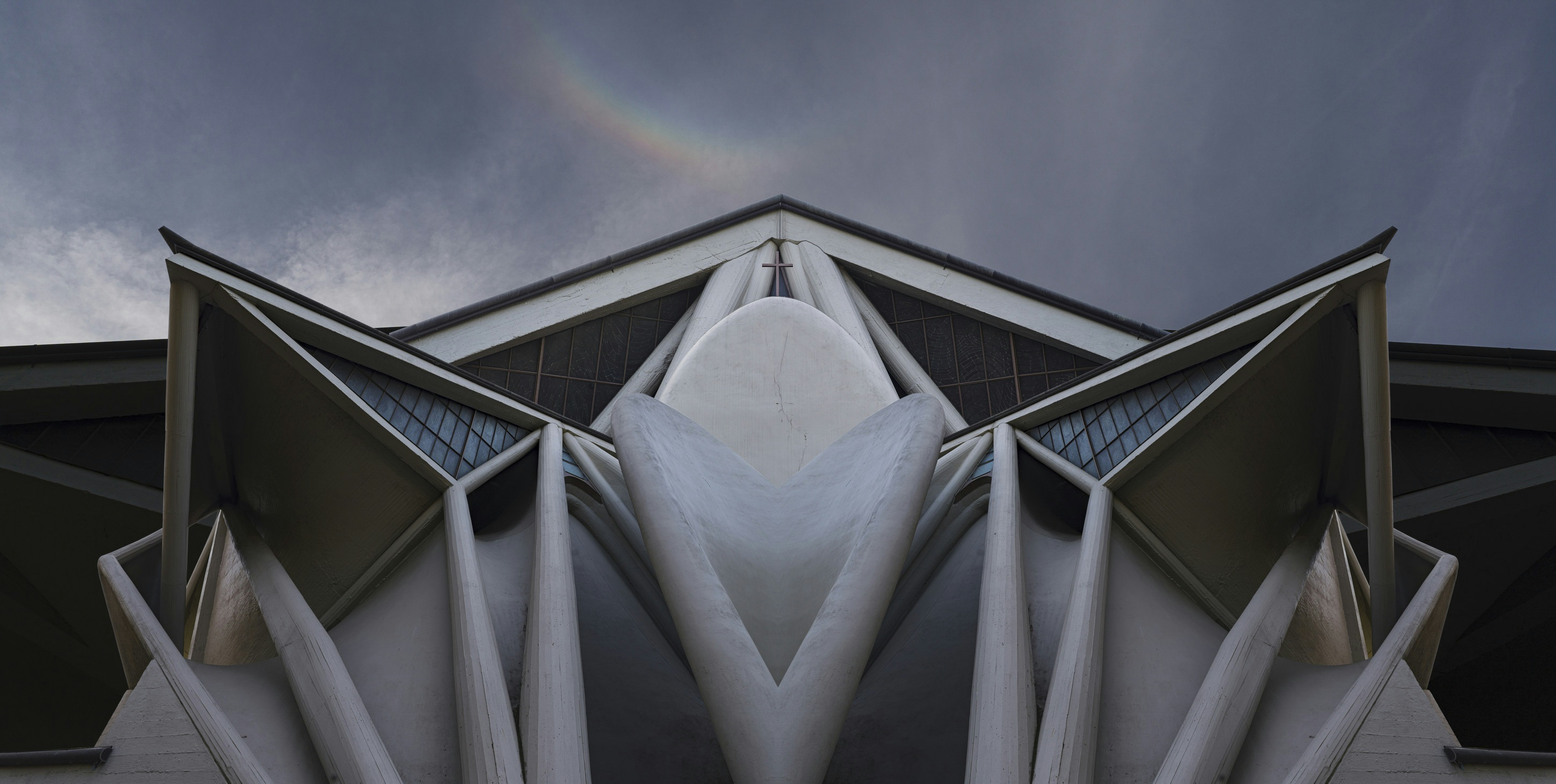 Un bâtiment avec un grand dôme blanc