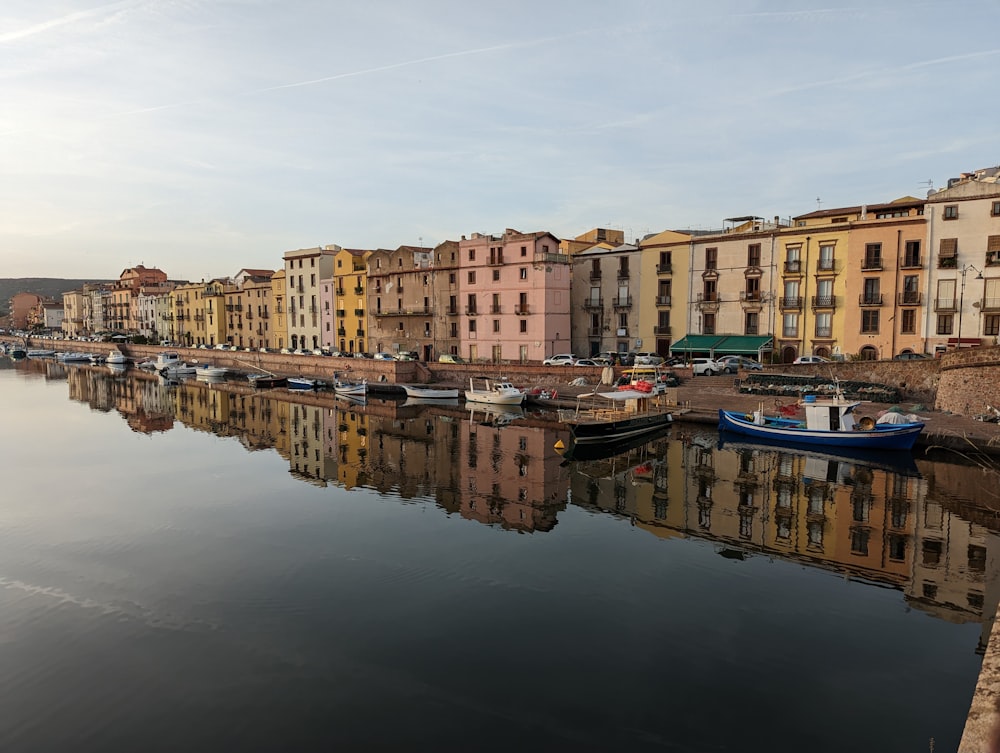 um corpo de água com barcos e edifícios ao seu redor