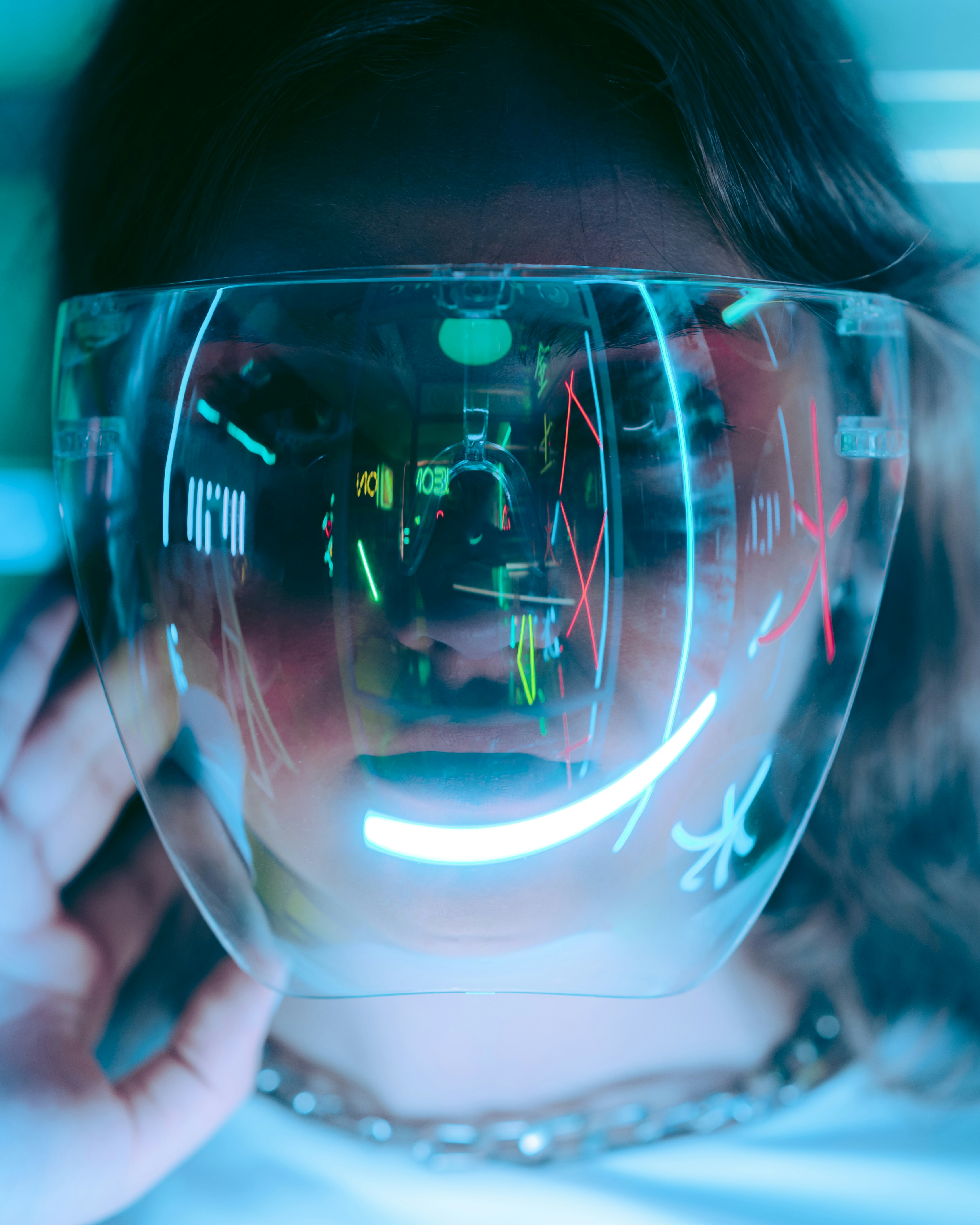 eine Person, die eine Lupe hält