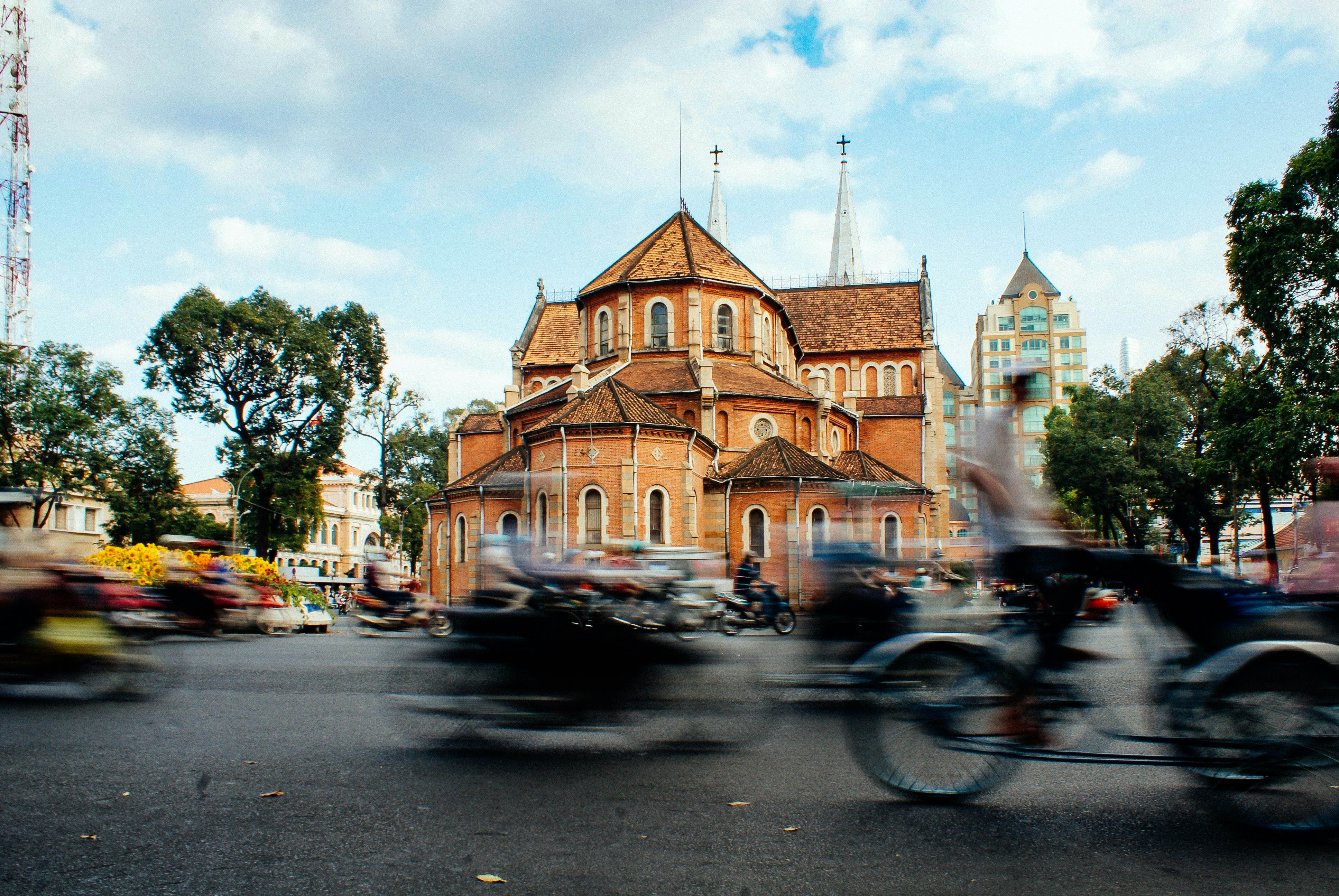 Saigon Notre Dame Cathedral: Keajaiban Arsitektur dan Simbol Kota Ho Chi Minh