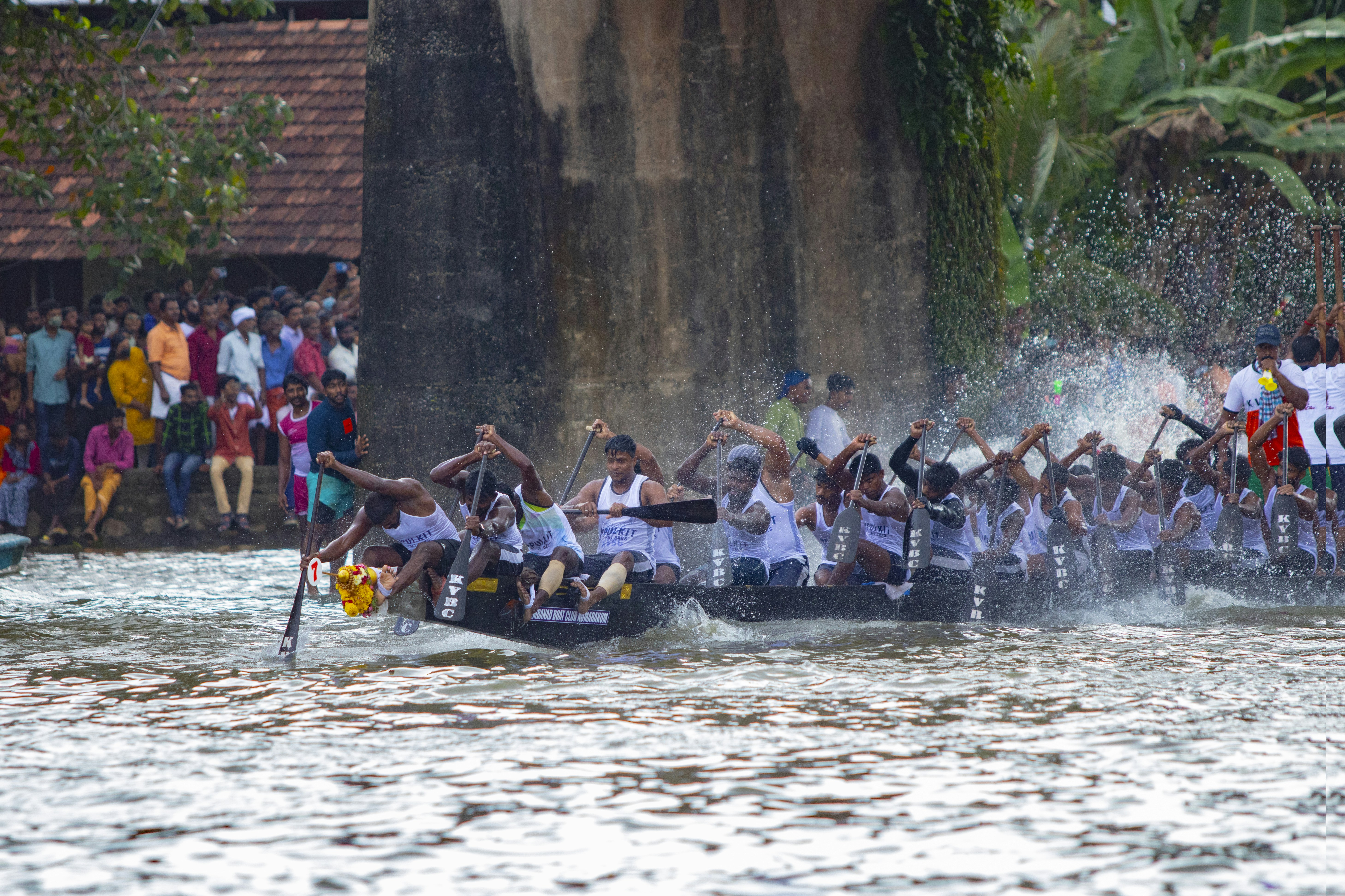 sekelompok orang di sungai