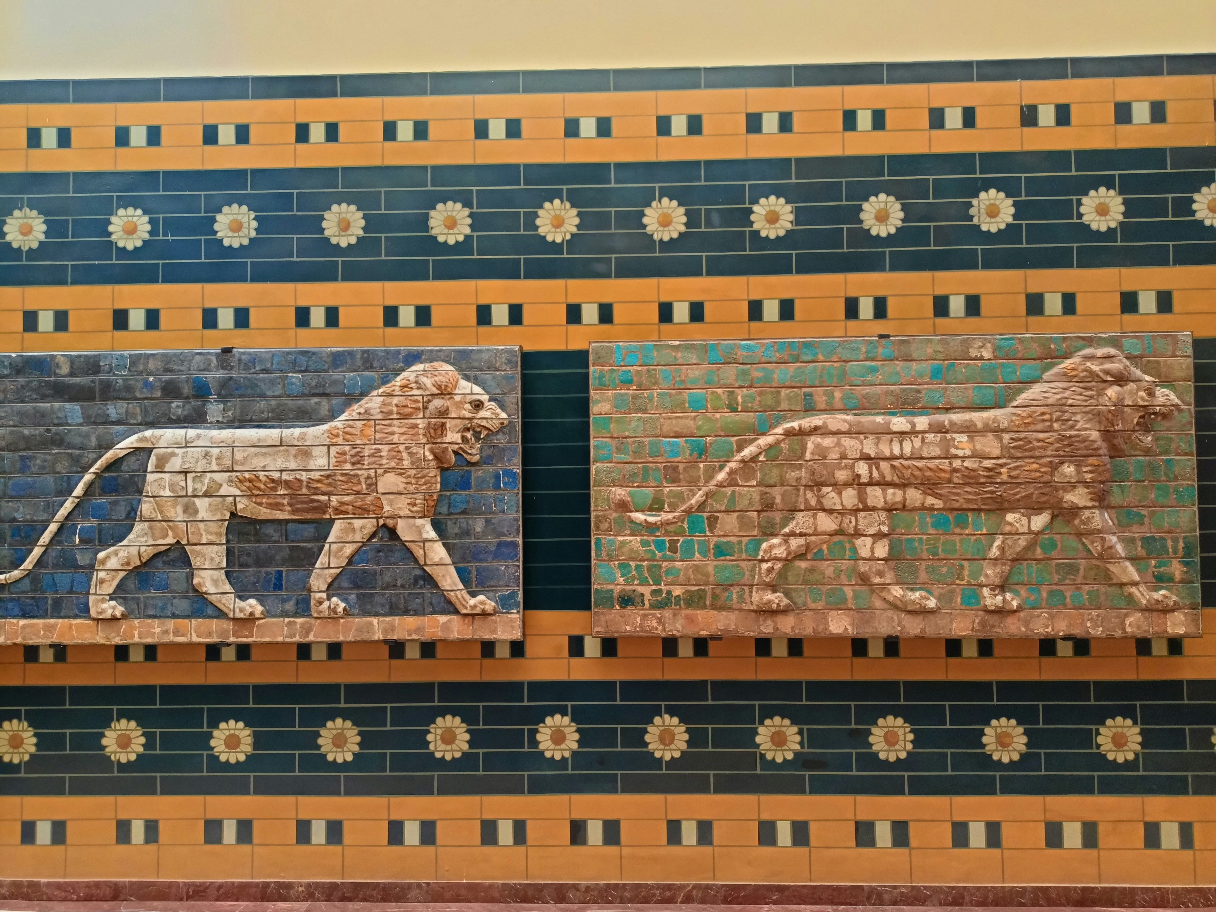 ライオンとヒョウを描いた3つの古代エジプトレリーフ。の写真