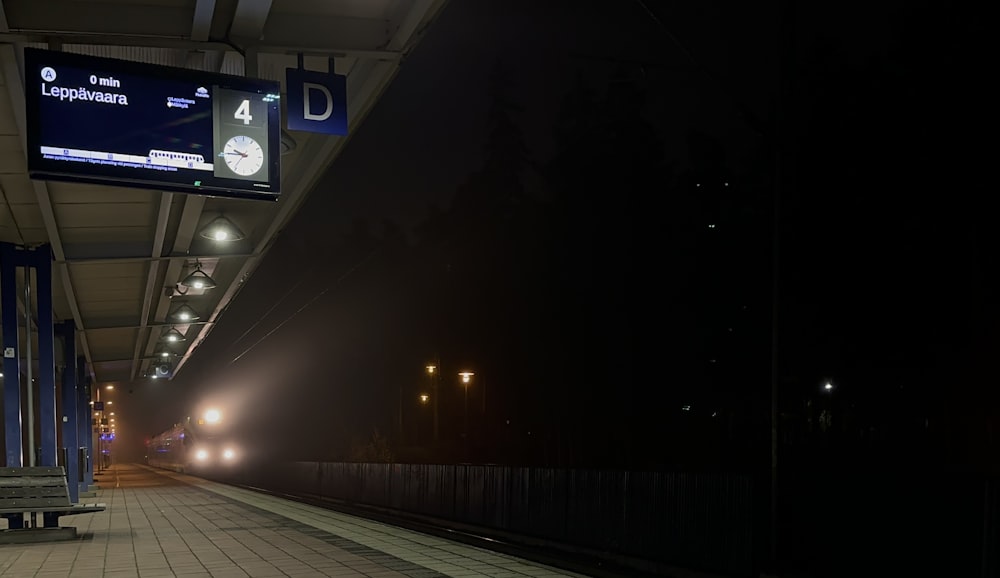 una stazione ferroviaria di notte