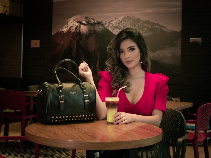 Sugar mommy elegante no café