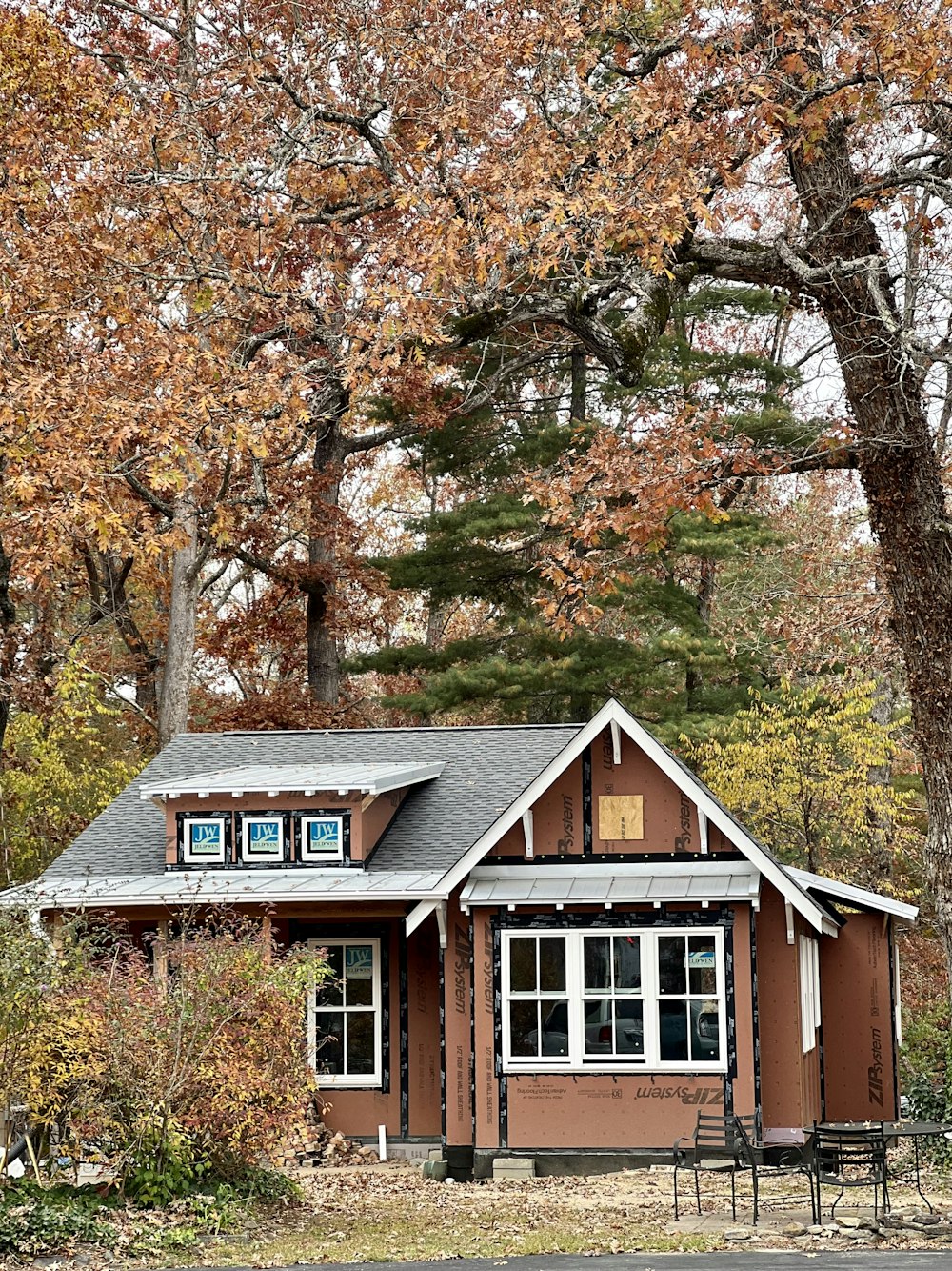 Ein Haus mit Bäumen drum herum