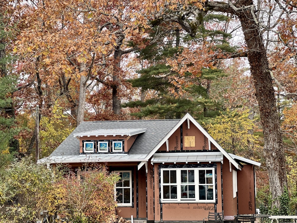 Ein Haus mit Bäumen drum herum