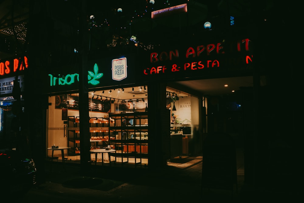 Un restaurant avec des enseignes au néon