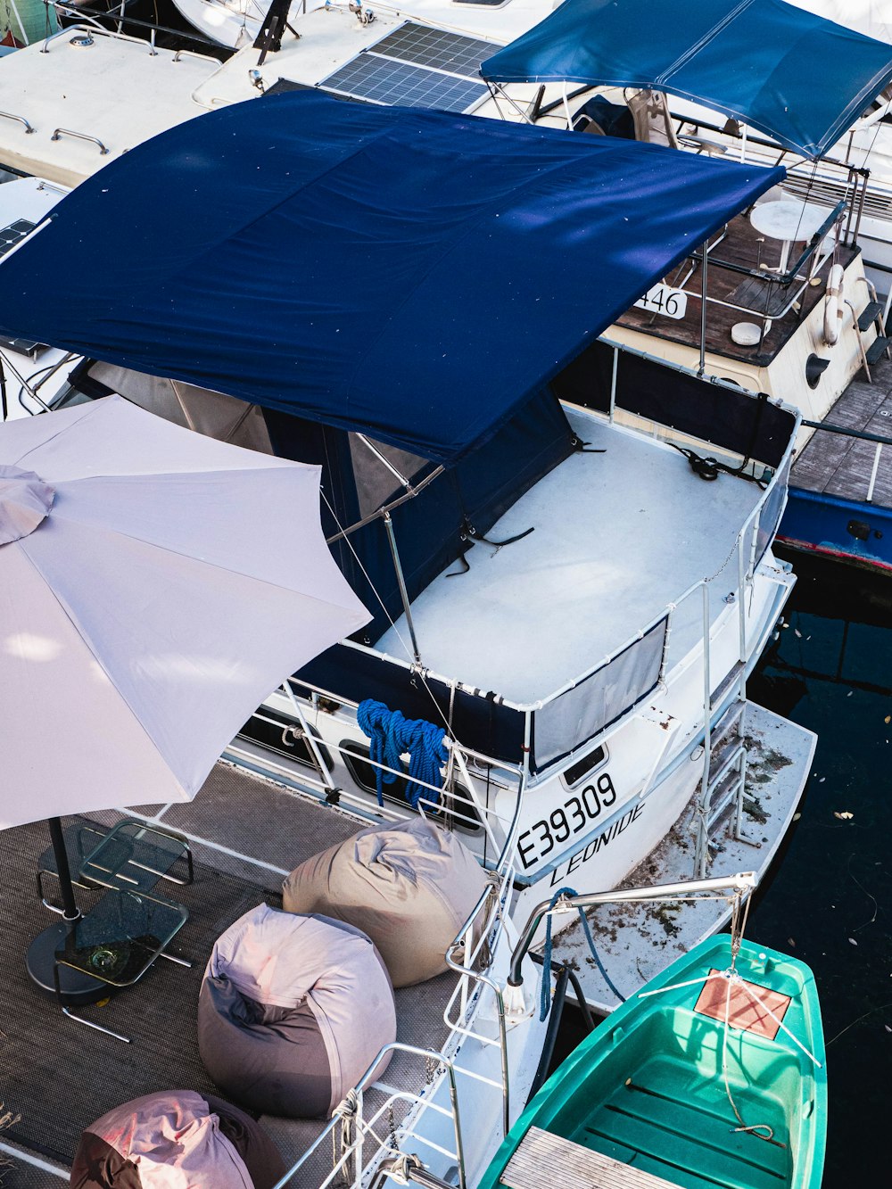 ein Boot mit Regenschirmen darauf