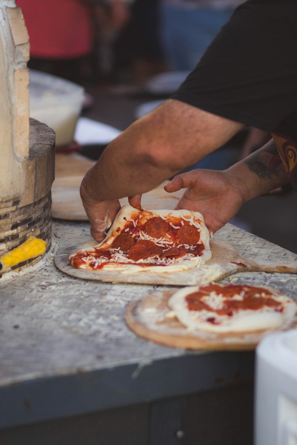 una persona che affetta una pizza