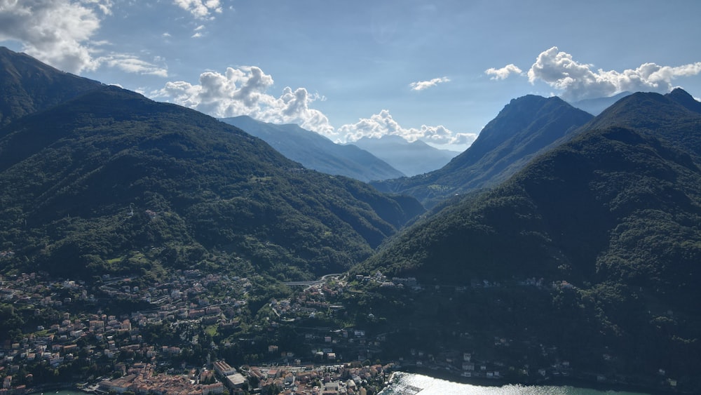 Eine Stadt im Tal zwischen Bergen