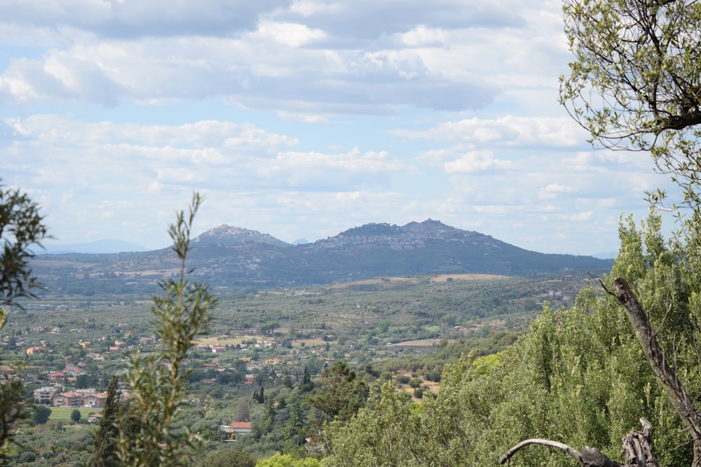 una vista di una città e delle montagne