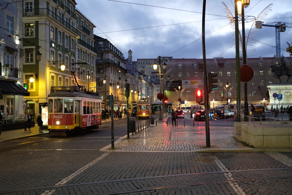 Un tranvía en una calle