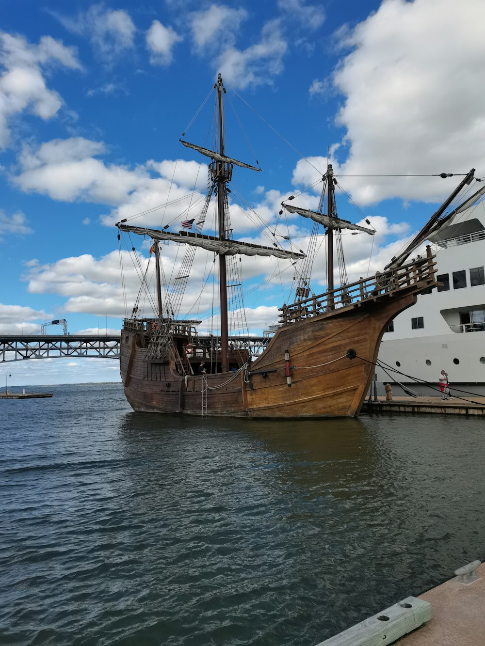 Un gran barco de madera atracado