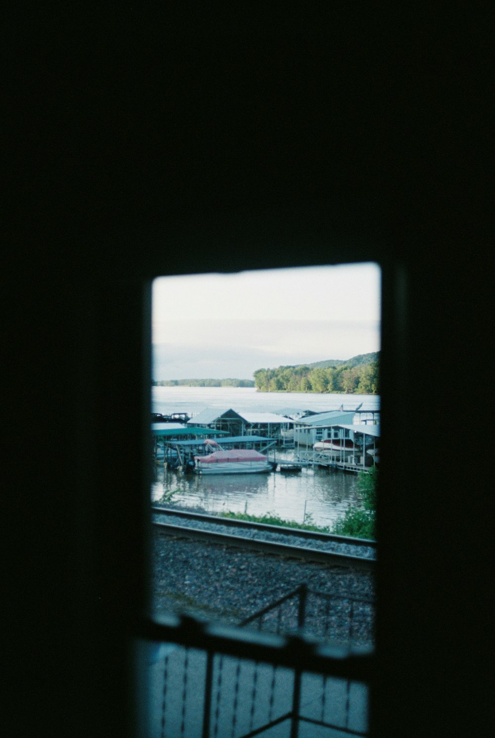 una vista di un lago e una barca da una finestra