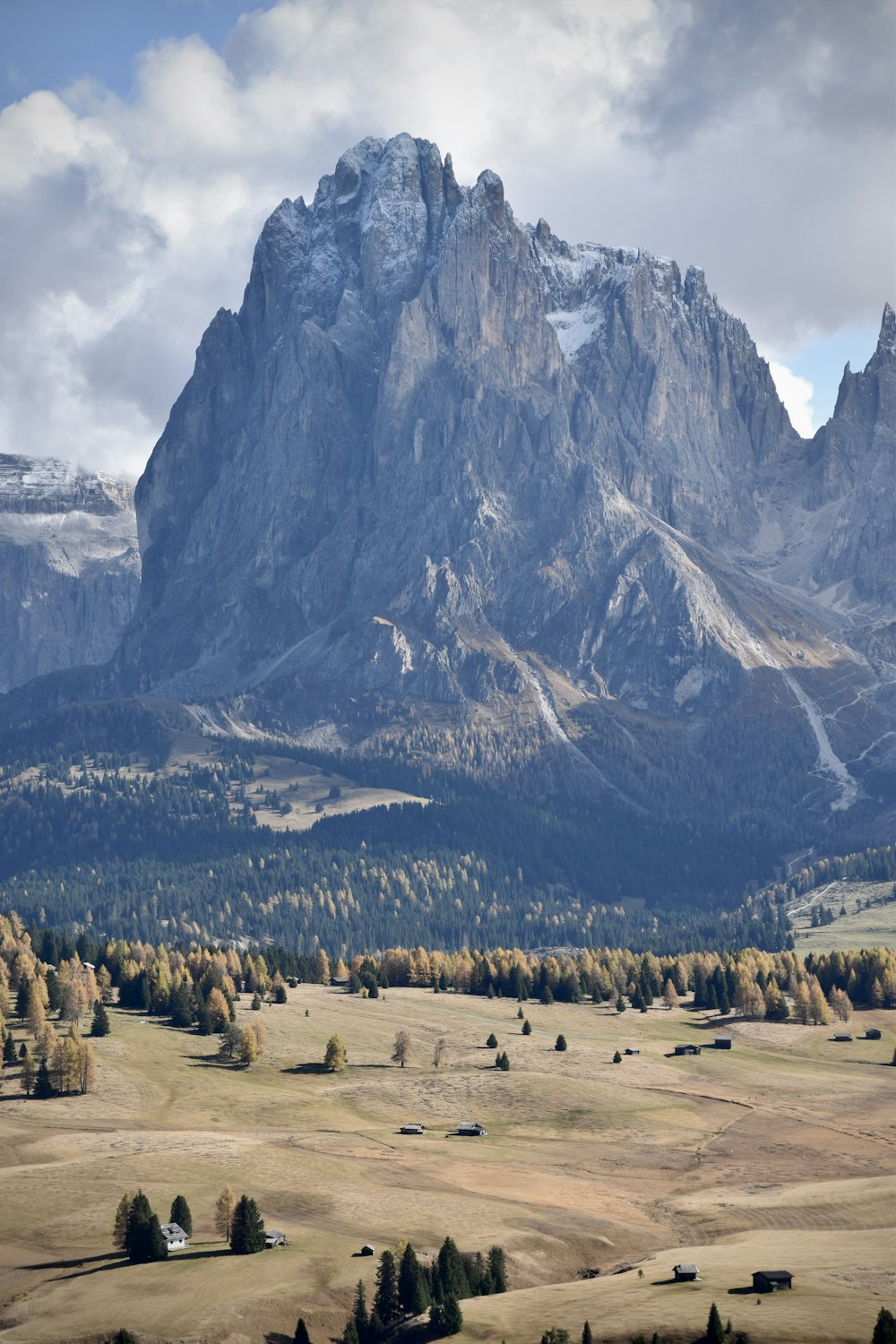 uma grande montanha com árvores abaixo