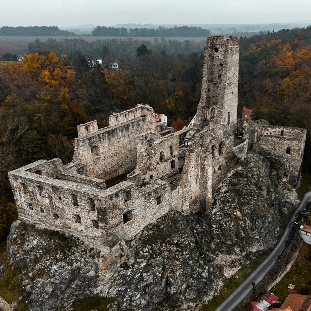 un grand château en pierre