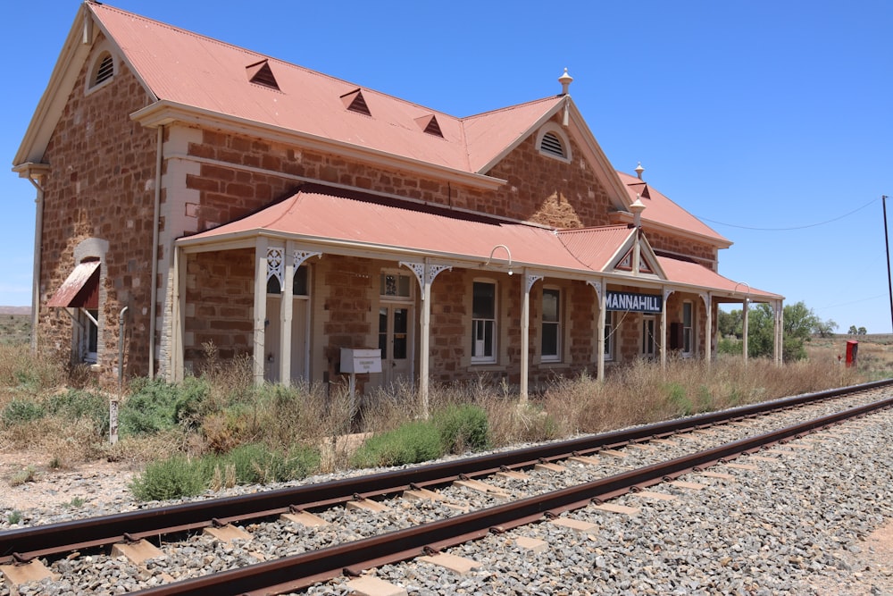 un edificio junto a una vía de tren