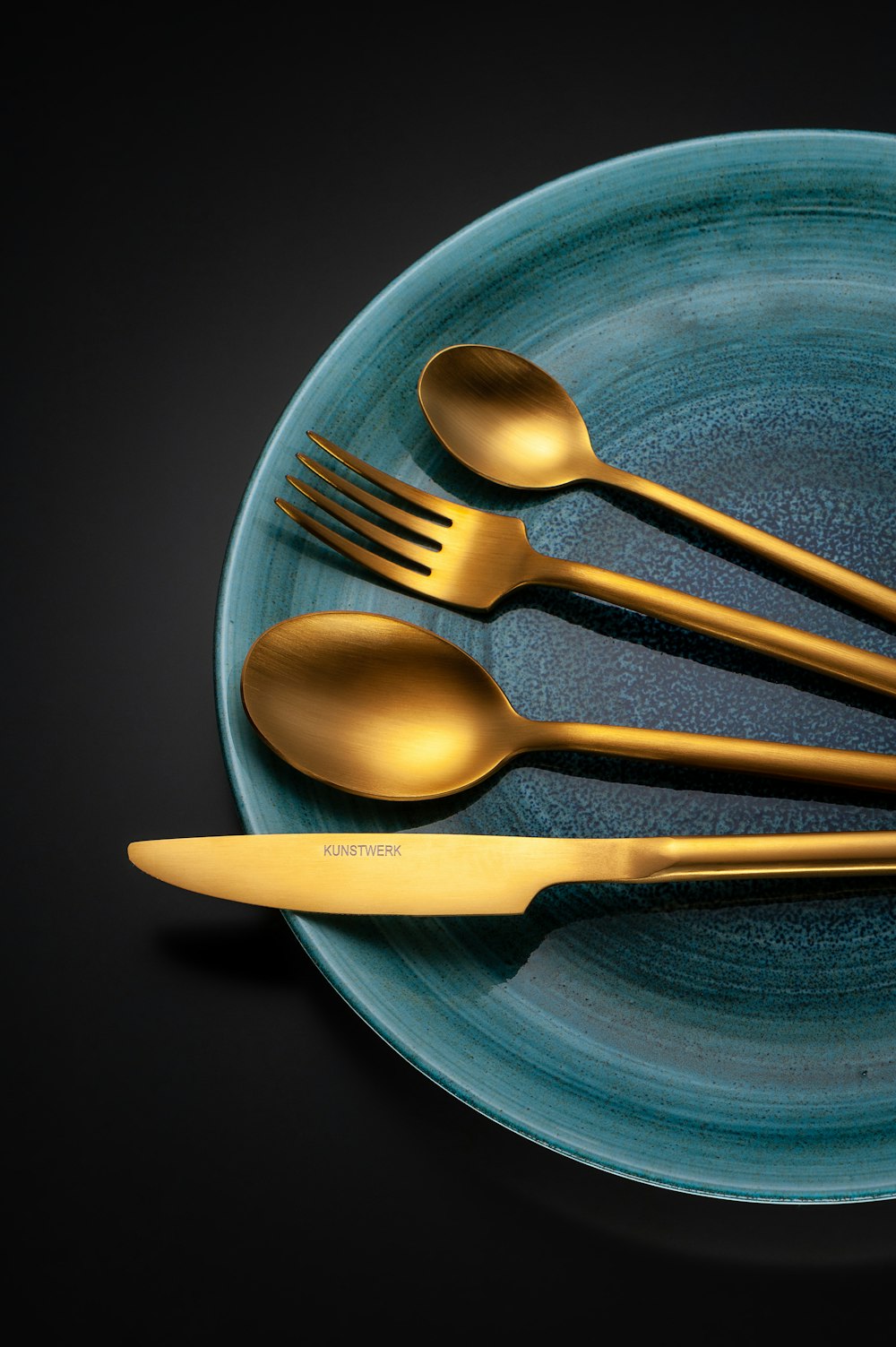 un groupe de cuillères sur une assiette