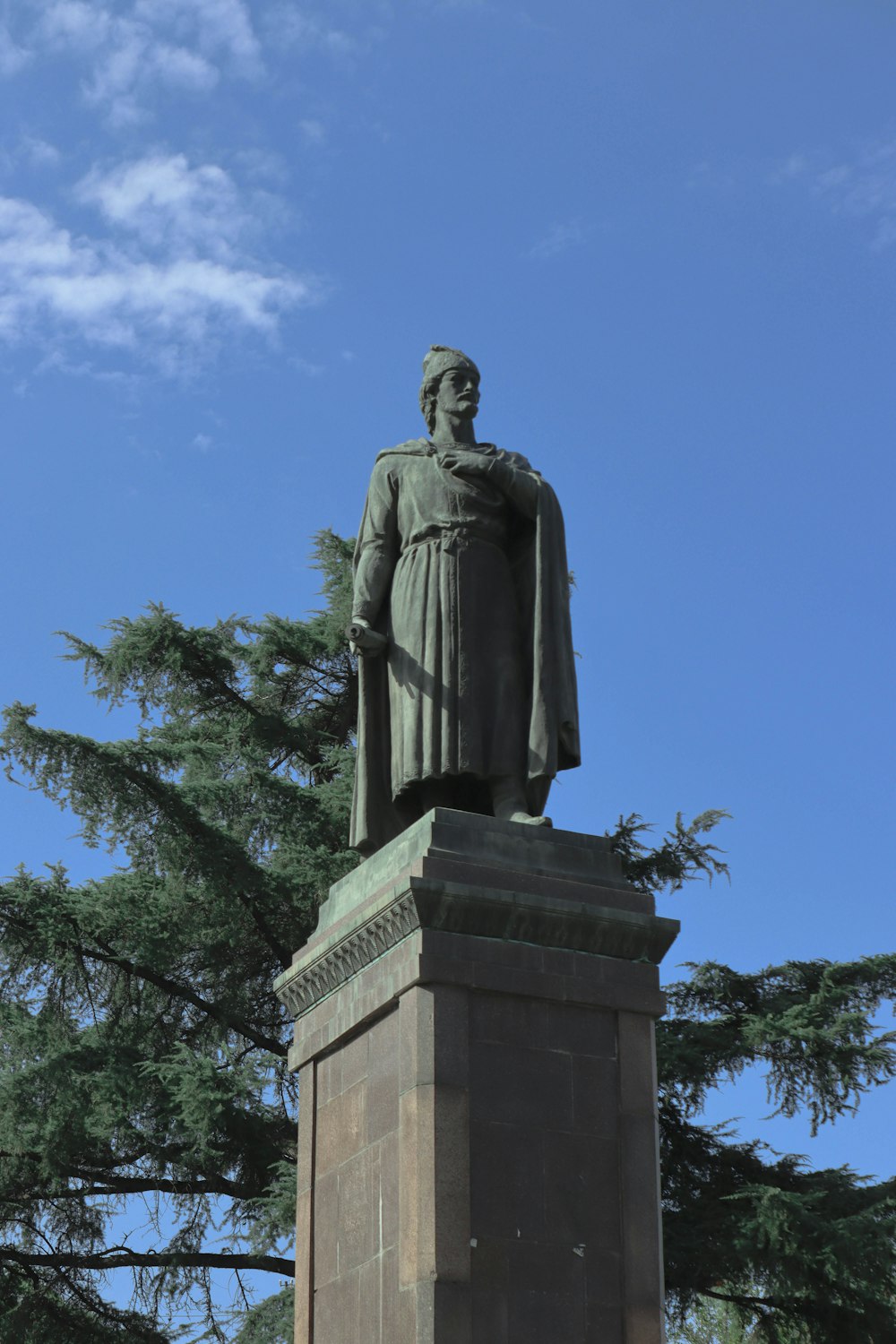 una estatua de una persona