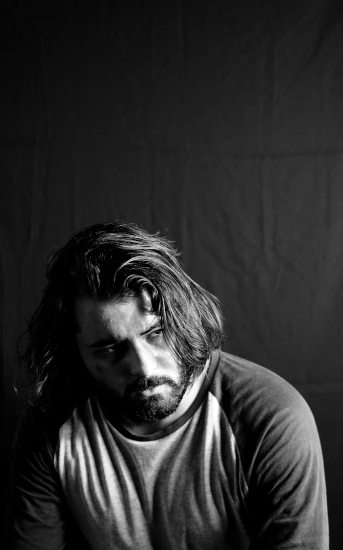 Avant : cheveux longs et indisciplinés