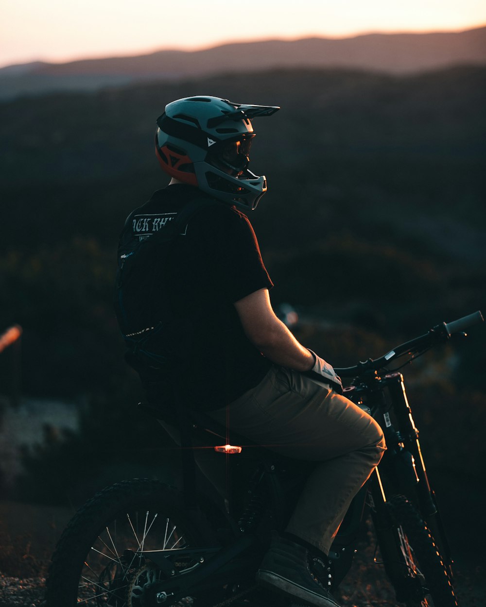 Ein Mann mit Helm und Motorrad