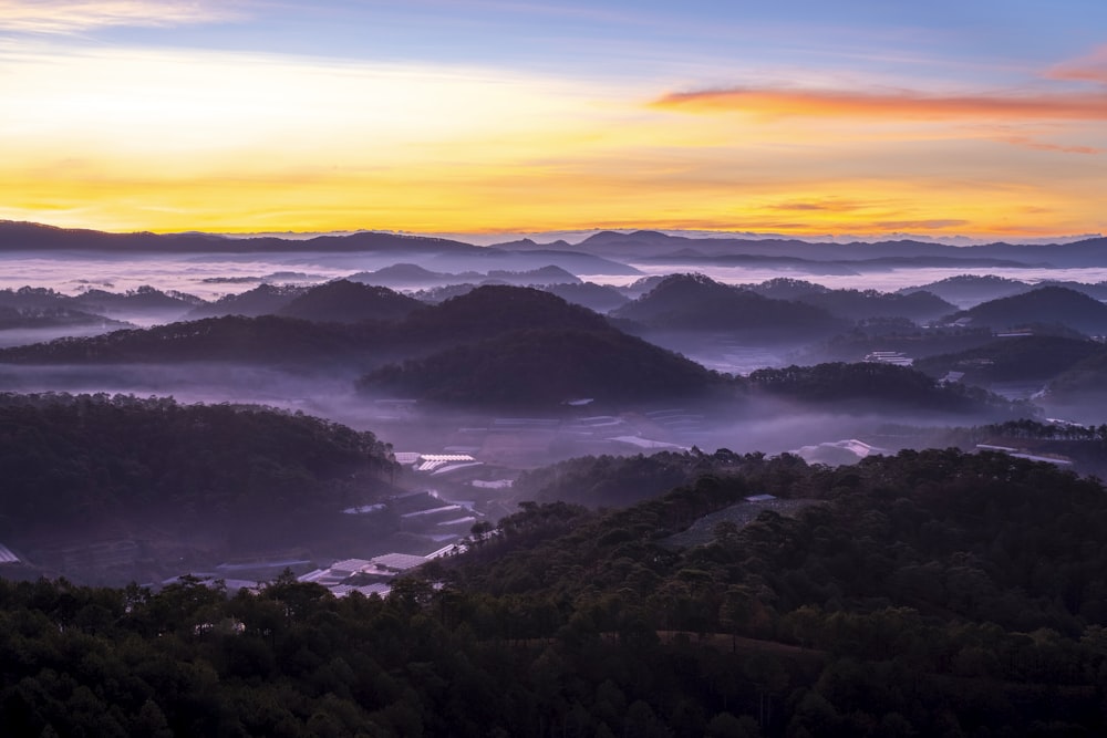 Una vista de un valle con un río que lo atraviesa