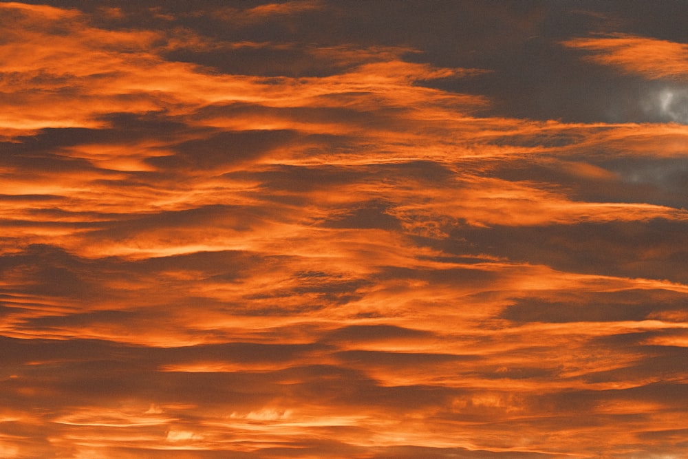 um pôr do sol com nuvens