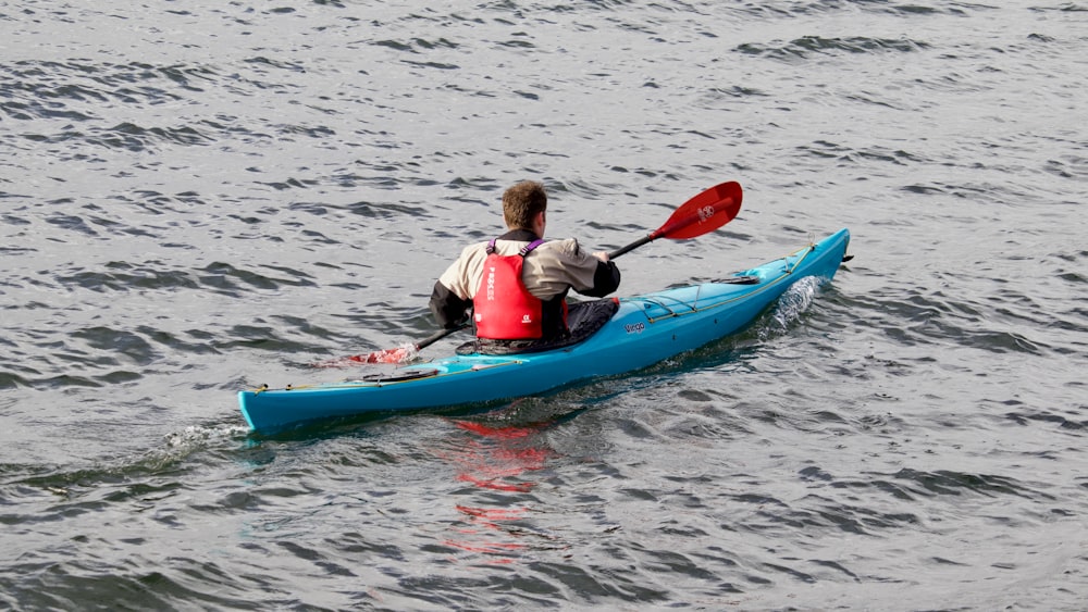 une personne en kayak