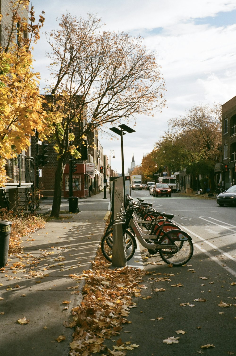 vélos garés sur le bord d’une rue