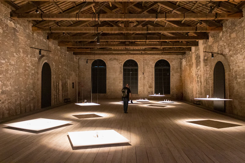 Nave del Arsenale de Venecia durante una exposición de arquitectura