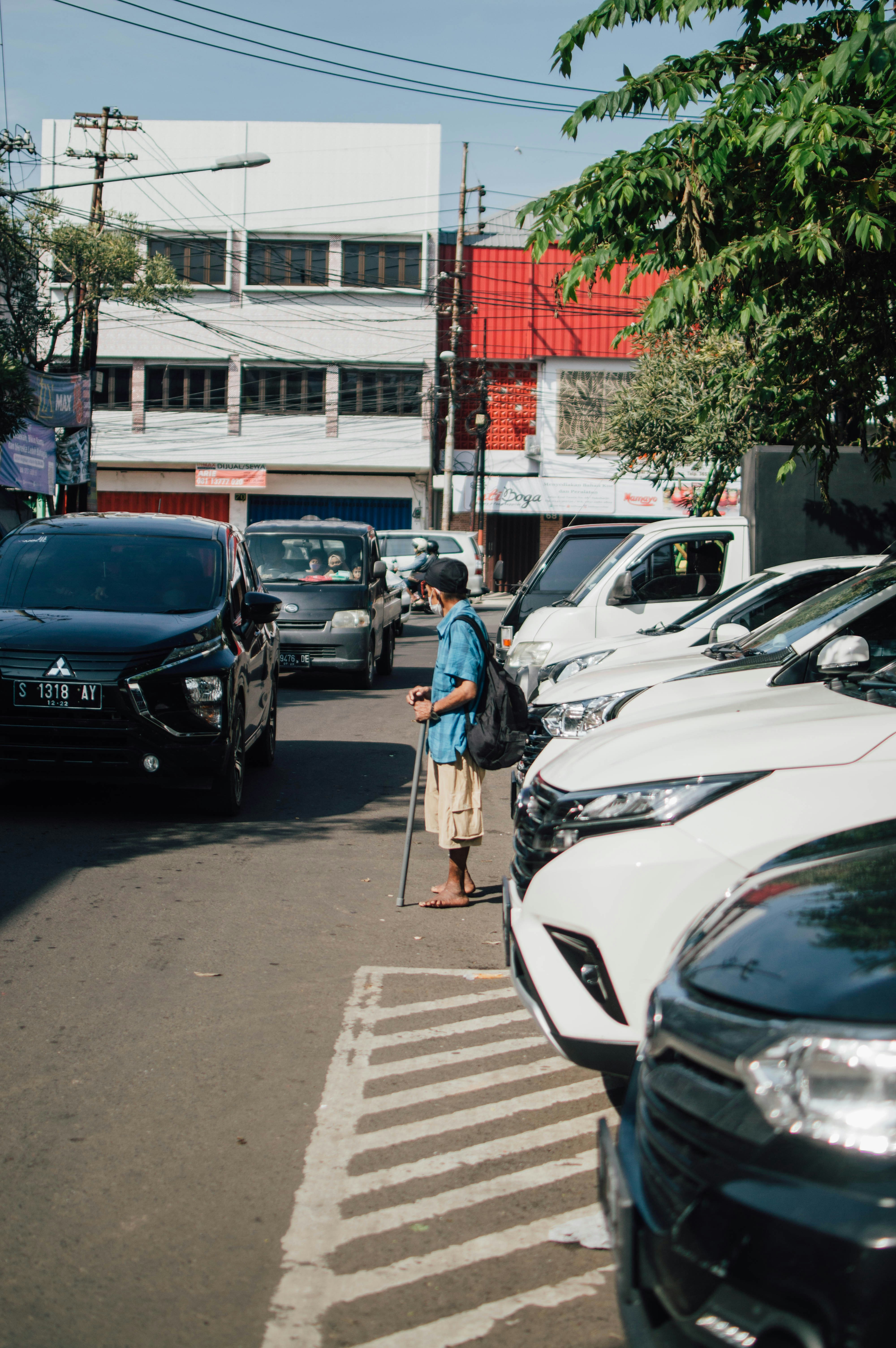 seseorang berjalan di jalan