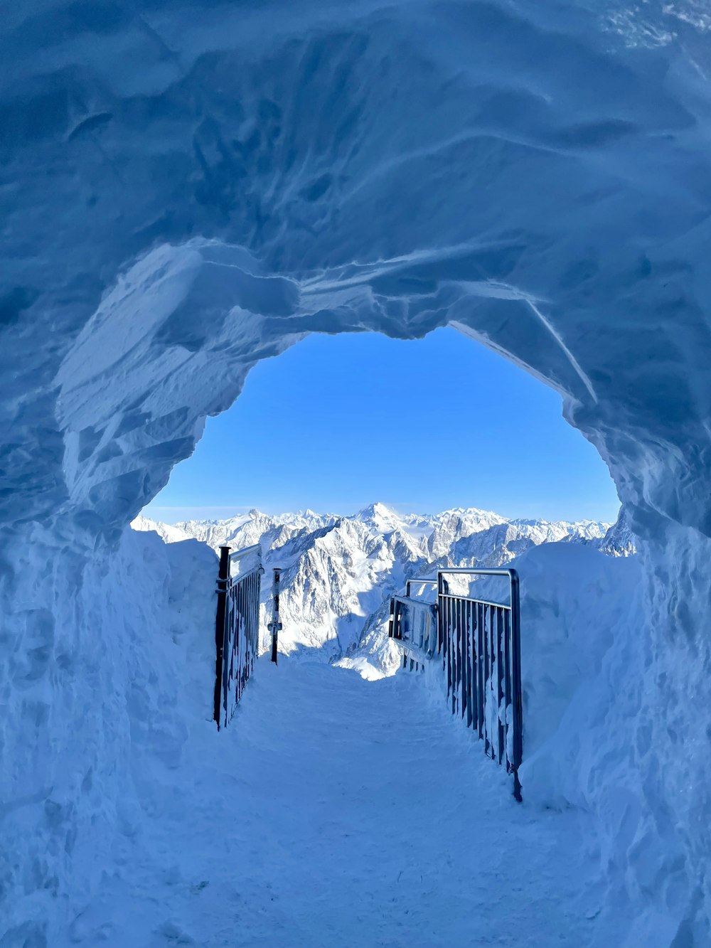 una grande grotta di ghiaccio