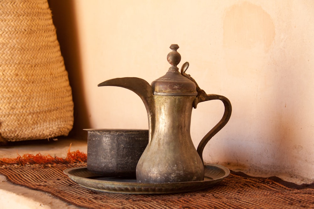 eine Teekanne und eine Tasse auf einem Tisch