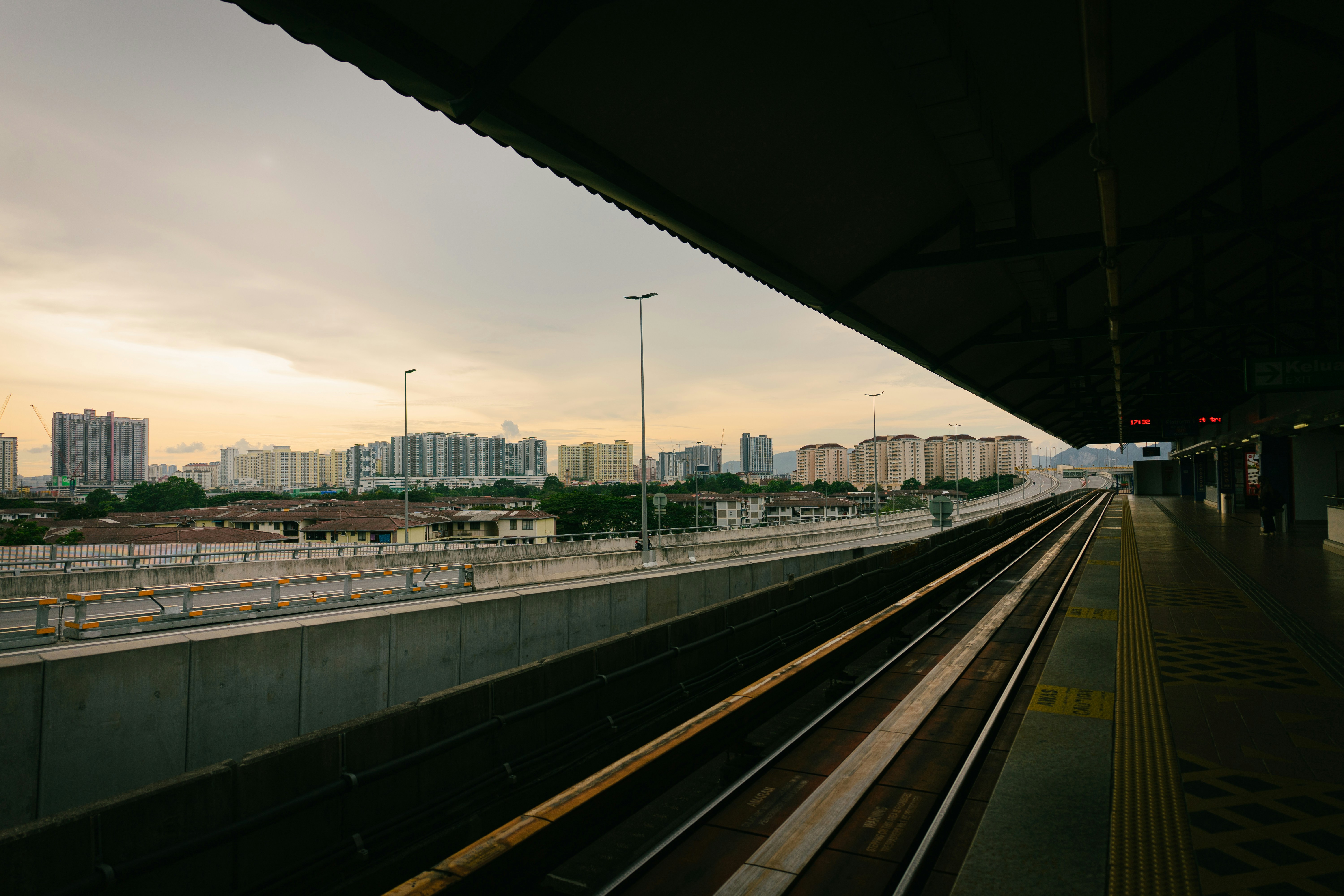 Vías de tren con edificios al fondo