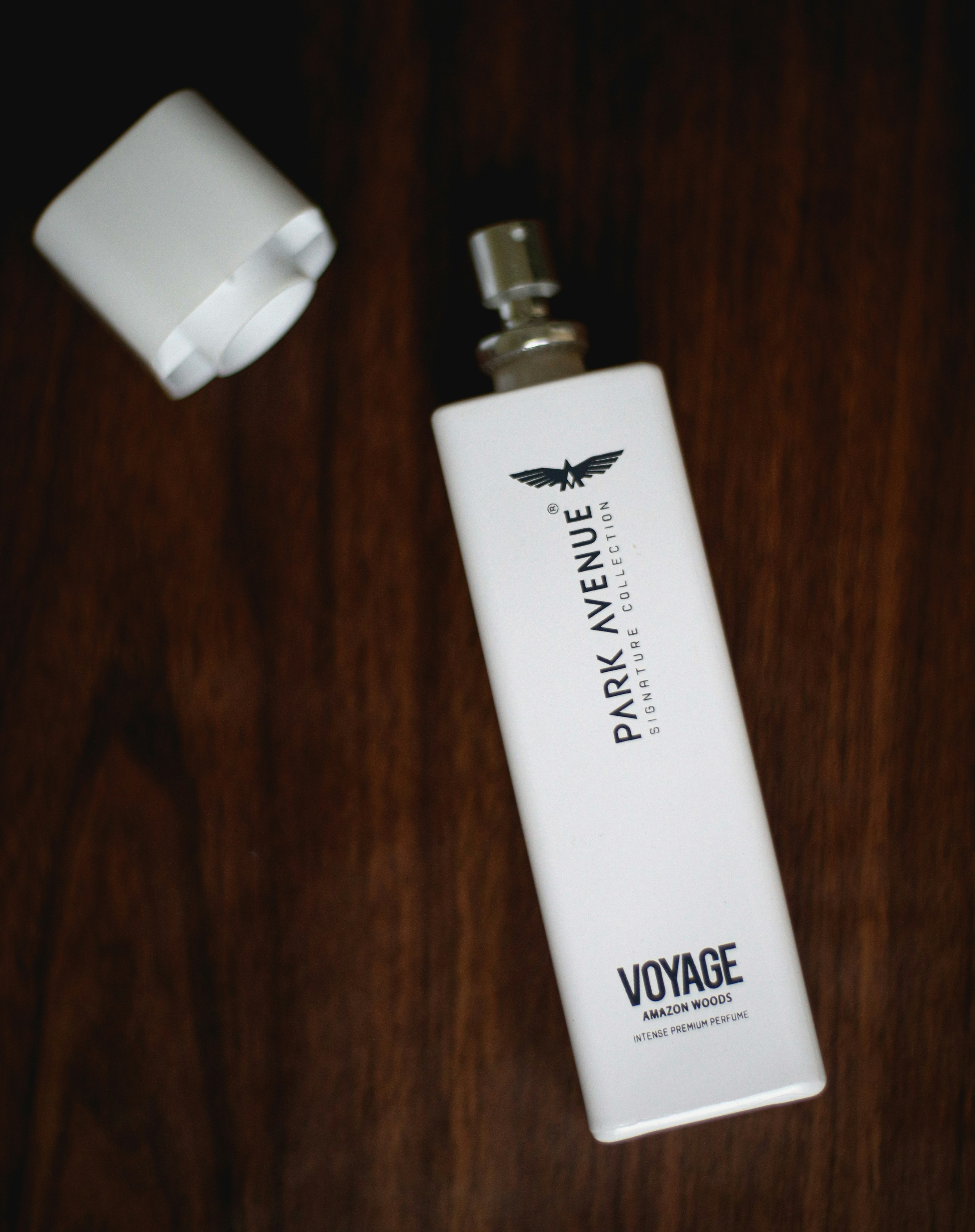 un frasco blanco de perfume
