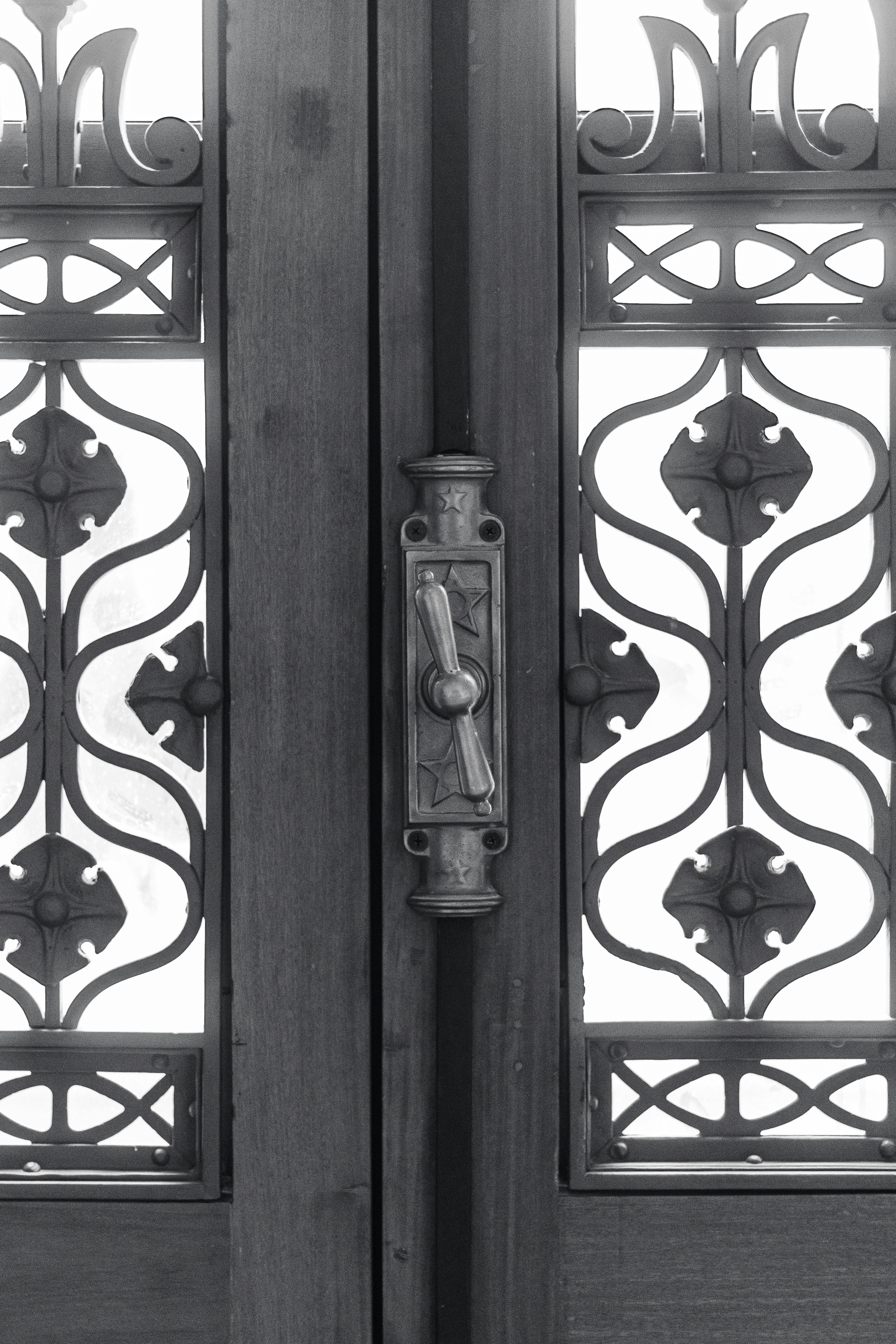 una puerta con una manija de metal