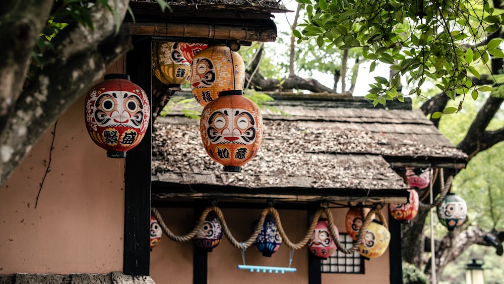 看板のある木造の建物