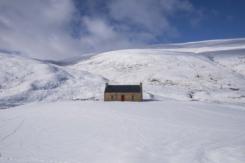 a small building in a snowy area