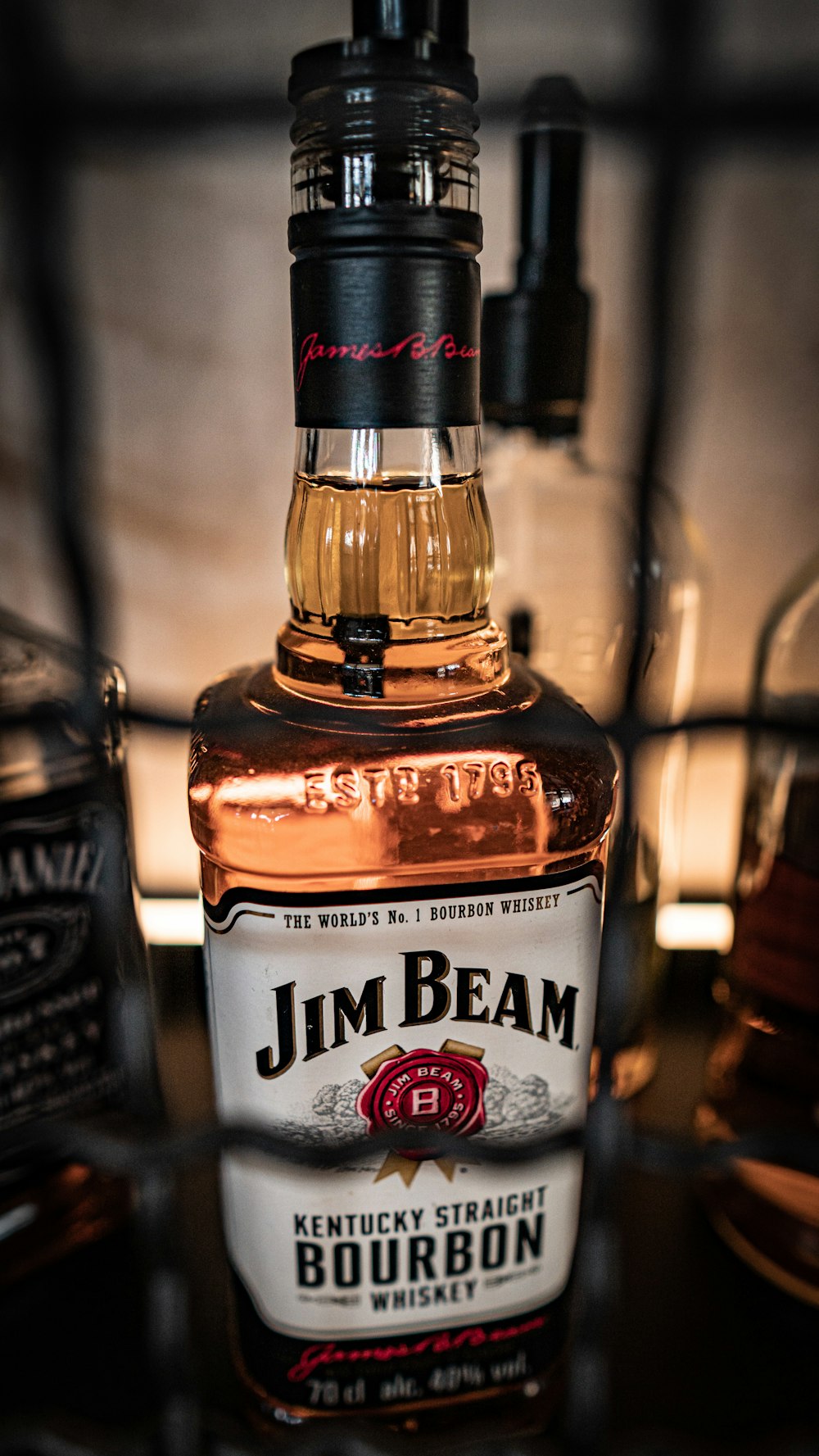 eine Flasche Alkohol mit Jack Daniel's im Hintergrund