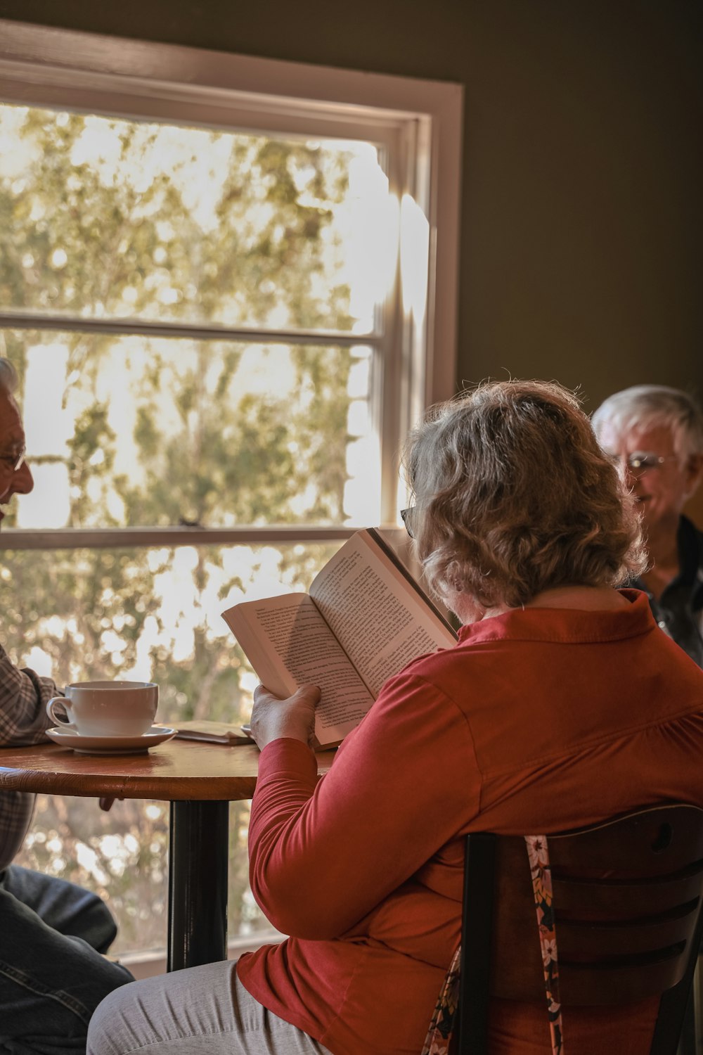 une personne lisant un livre